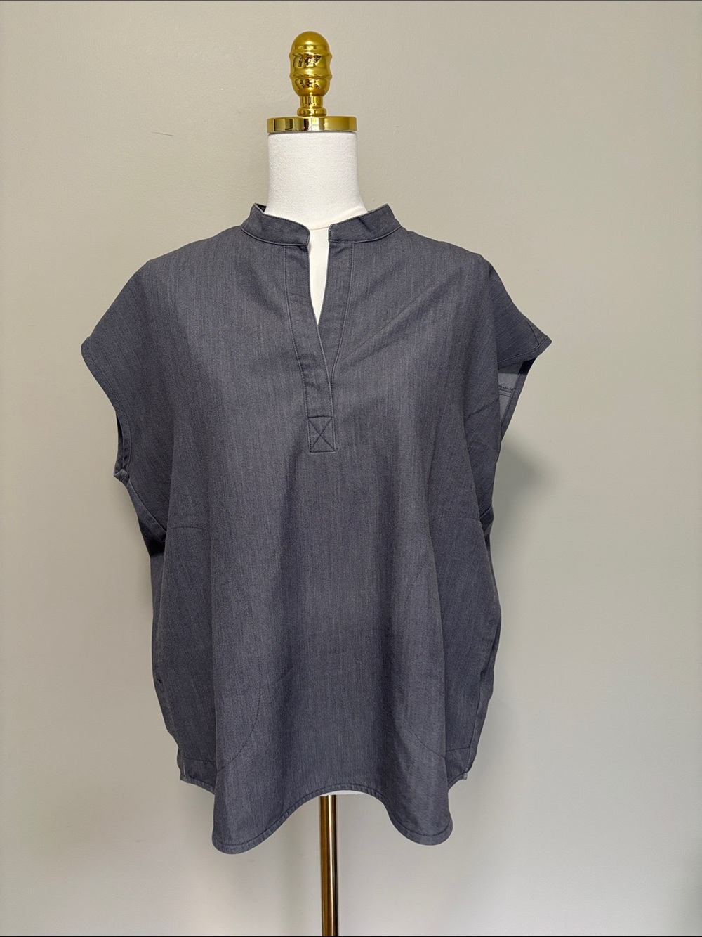 Figs Women's Charcoal Split-Neck Scrub top